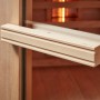 Detailaufnahme: Griff der Redsun Deluxe Infrarotkabine aus Tannenholz.