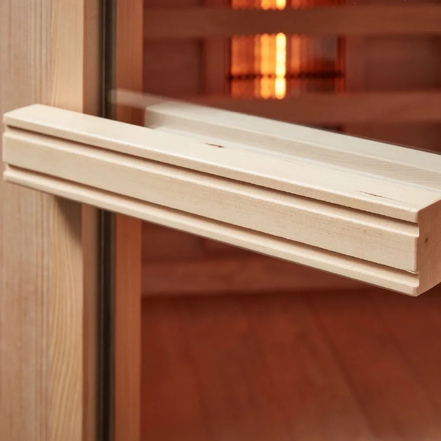 Detailaufnahme: Griff der Redsun Deluxe Infrarotkabine aus Tannenholz.