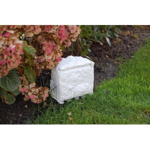 Ubbink Stone Decor Steckerstein: 4-fach Außensteckdose im Fels-Design in Grau-Weiß für den Garten.