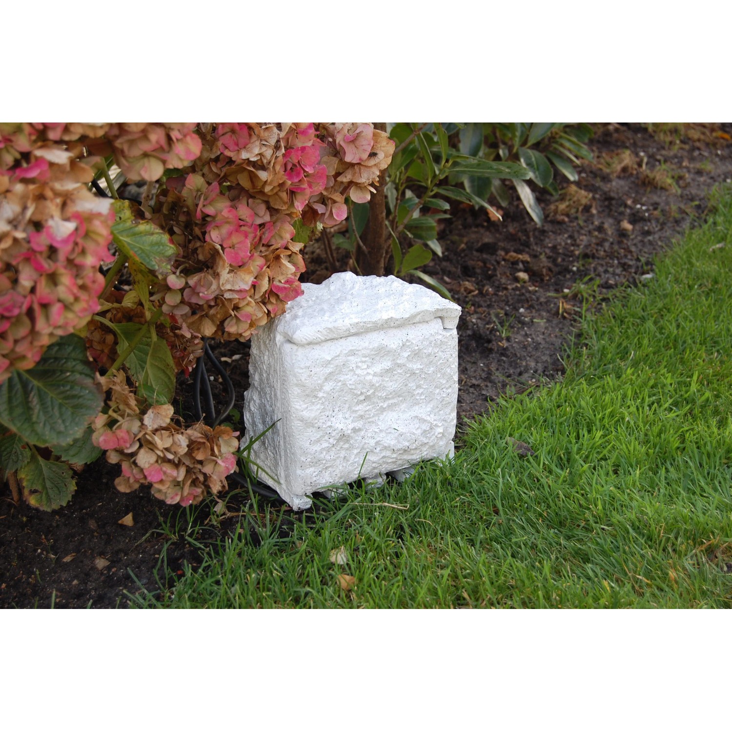 Ubbink Stone Decor Steckerstein: 4-fach Außensteckdose im Fels-Design in Grau-Weiß für den Garten.