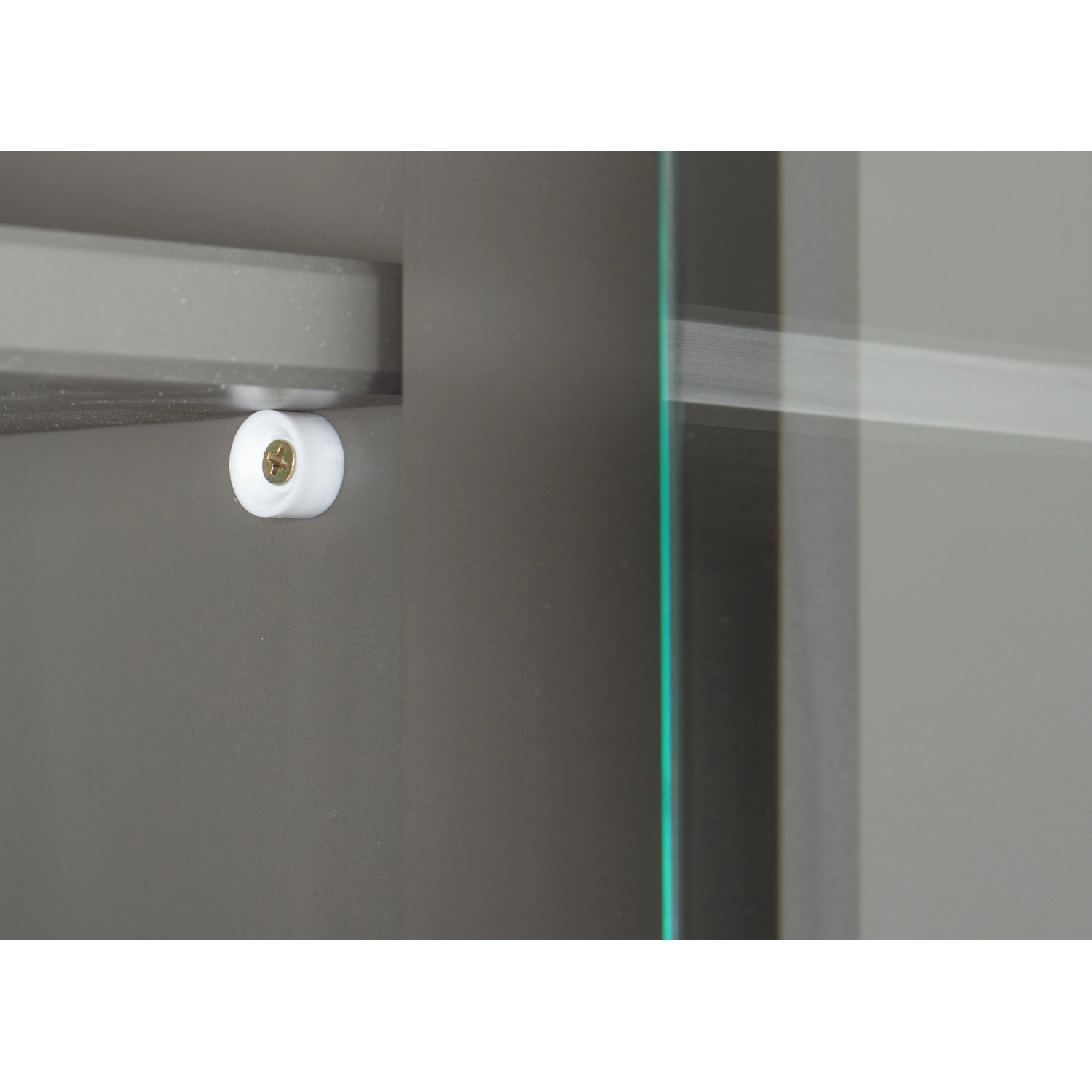 Detailaufnahme: Graubrauner Luzerna Vitrinenschrank mit Glastür und Rollenführung.