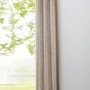 Beiger Mydeco Ösenschal Balance, 245x135 cm, vor Fenster mit Ausblick ins Grüne.