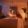 Wohnzimmer mit Philips Hue Leuchten und Wandschalter Modul für smarte Lichtsteuerung.