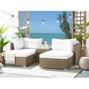 Beliani Sitzgruppe NOTO Cremeweiß: Gartenmöbel Set aus Polyrattan mit Tisch und Kissen.