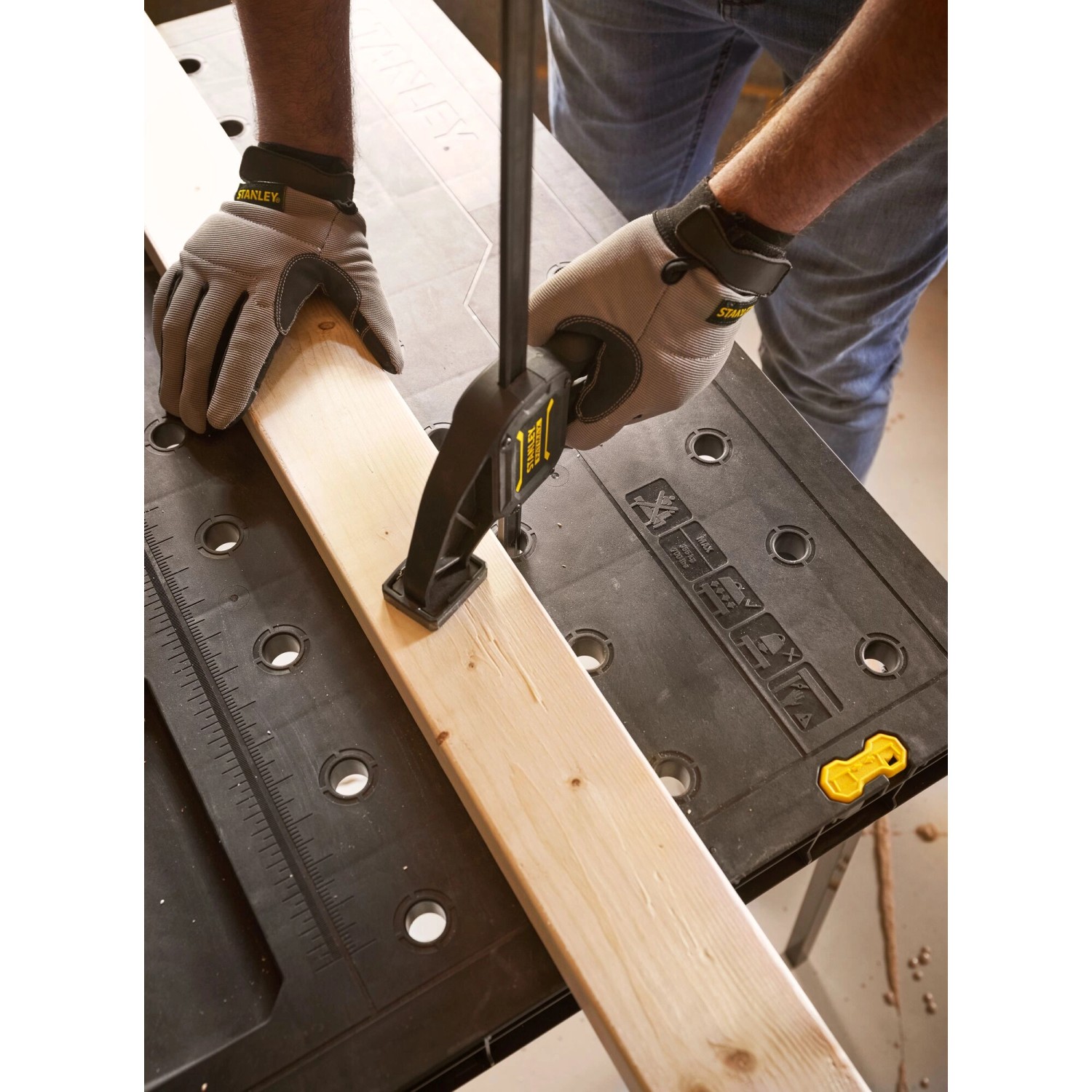 Stanley Werkbank mit Holzstück und Schraubzwinge. Die Hobelbank ist ideal für Heimwerkerarbeiten.