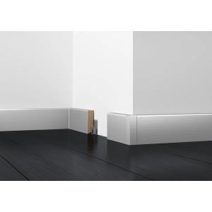 Weiße Sockelleiste Cubica (40x18x2500 mm) im Raum, Detailaufnahme.