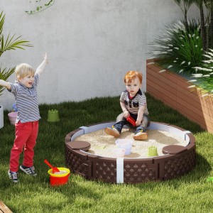 AIYAPLAY Sandkasten 120x120 cm mit Bänken, braun, mit spielenden Kindern im Garten.