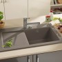 Villeroy & Boch Como Küchenarmatur aus Edelstahl an grauer Spüle mit Abtropffläche.