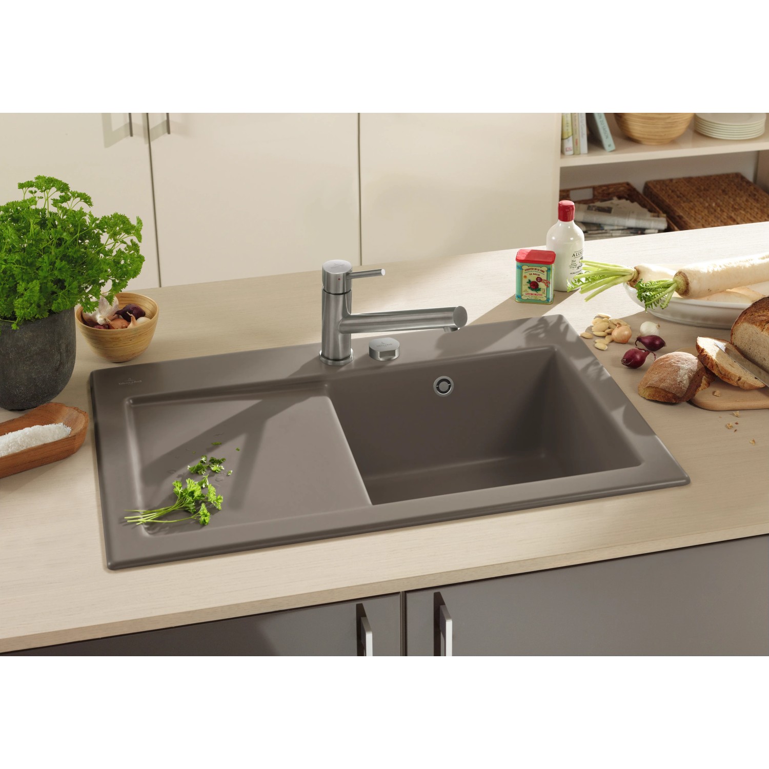 Villeroy & Boch Como Küchenarmatur aus Edelstahl an grauer Spüle mit Abtropffläche.