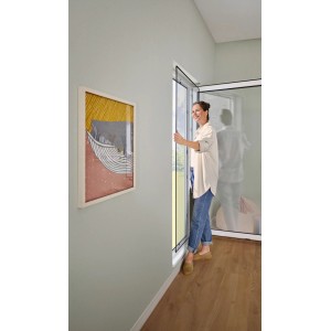 Frau montiert tesa® Insect Stop Anklips-Rahmen Fenster in Anthrazit. Fliegengitter für Fenster.