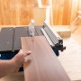 Scheppach HS210 Tischkreissäge beim Sägen eines Holzstücks.