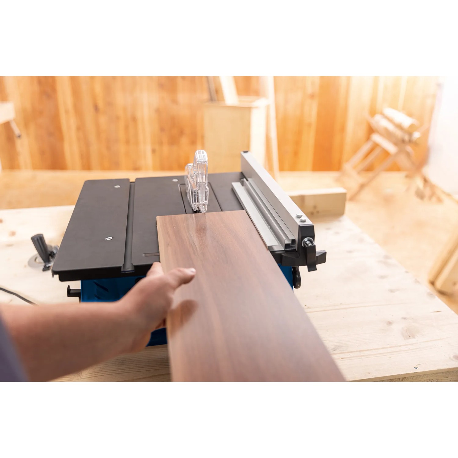 Scheppach HS210 Tischkreissäge beim Sägen eines Holzstücks.