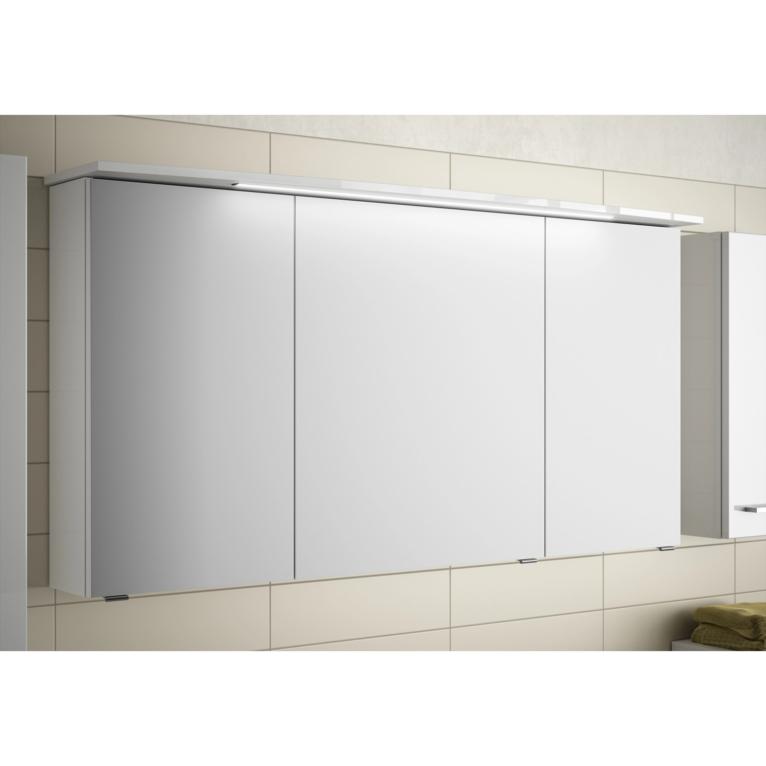 Pelipal Spiegelschrank Serie 4010, 142 cm, Weiß Glänzend mit drei Türen und Kranzbeleuchtung.