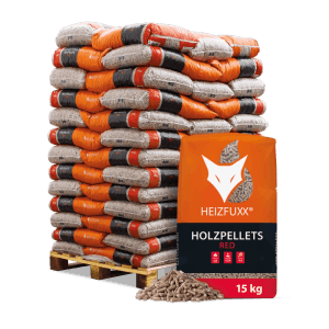 Palette Heizfuxx Holzpellets Red, 65x15kg Säcke auf Holzpalette, mit Pellets-Haufen. Ideal für Heizanlagen.