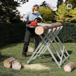 Mann sägt Holz mit Kettensäge auf klappbarem, verzinktem Sägebock im Garten. Robuster Holzsägebock mit Zahnung.