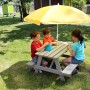 Soulet Kindersitzgarnitur mit gelbem Sonnenschirm im Garten, geeignet für Kinder von 3-7 Jahren.