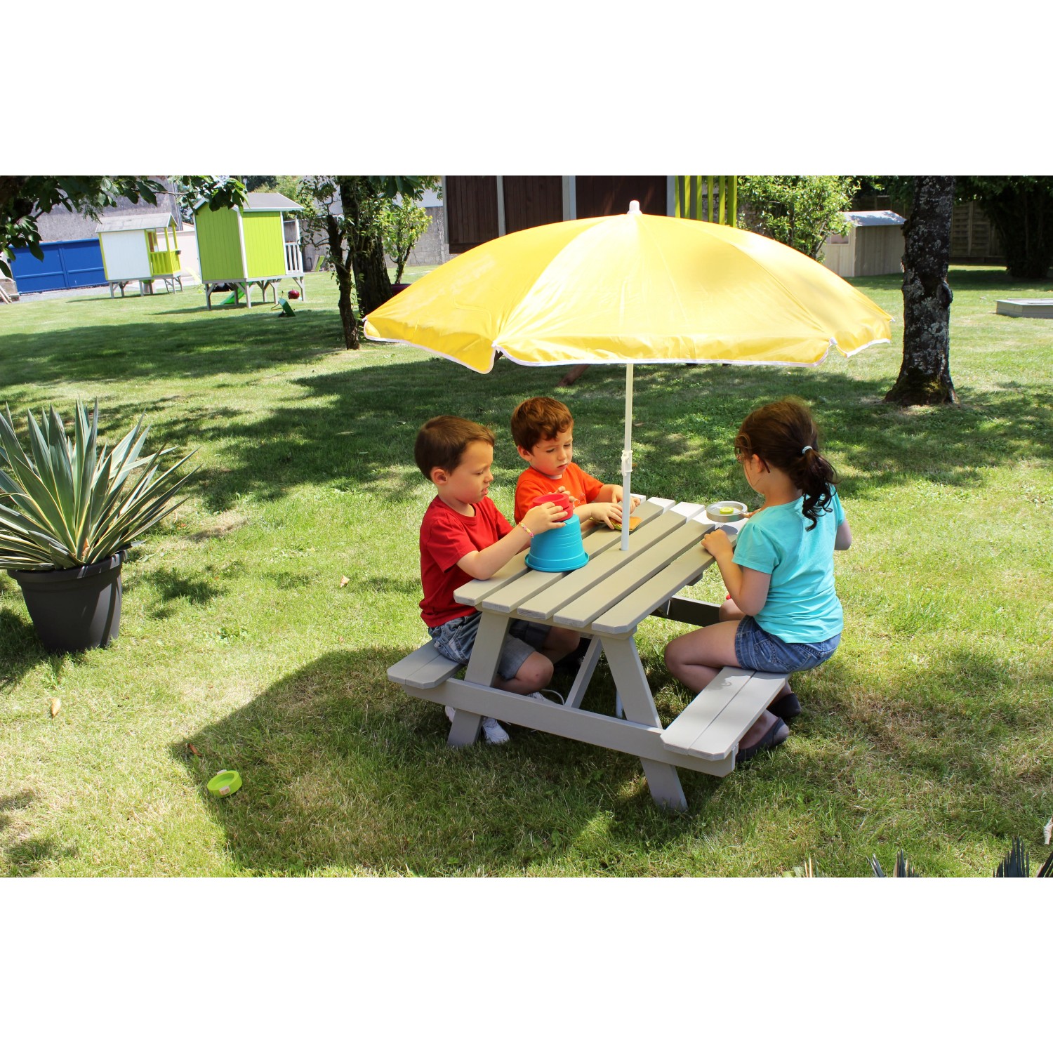 Soulet Kindersitzgarnitur mit gelbem Sonnenschirm im Garten, geeignet für Kinder von 3-7 Jahren.