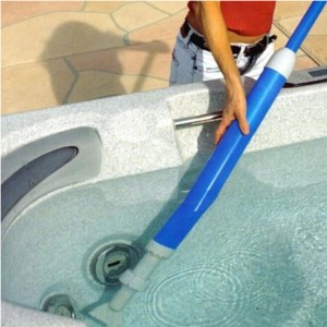 Canadian Spa Poolsauger Set Deluxe im Einsatz zur Whirlpool Reinigung.