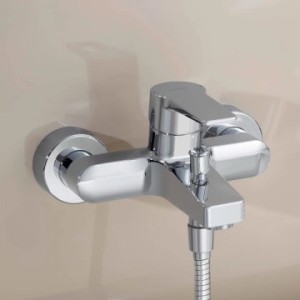 Hansa HANSATWIST Wannenbatterie in Chrom mit Brauseschlauch.