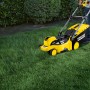 Gelber Kärcher Akku-Rasenmäher LMO 36-46 mit Akku im Einsatz auf Rasenfläche.