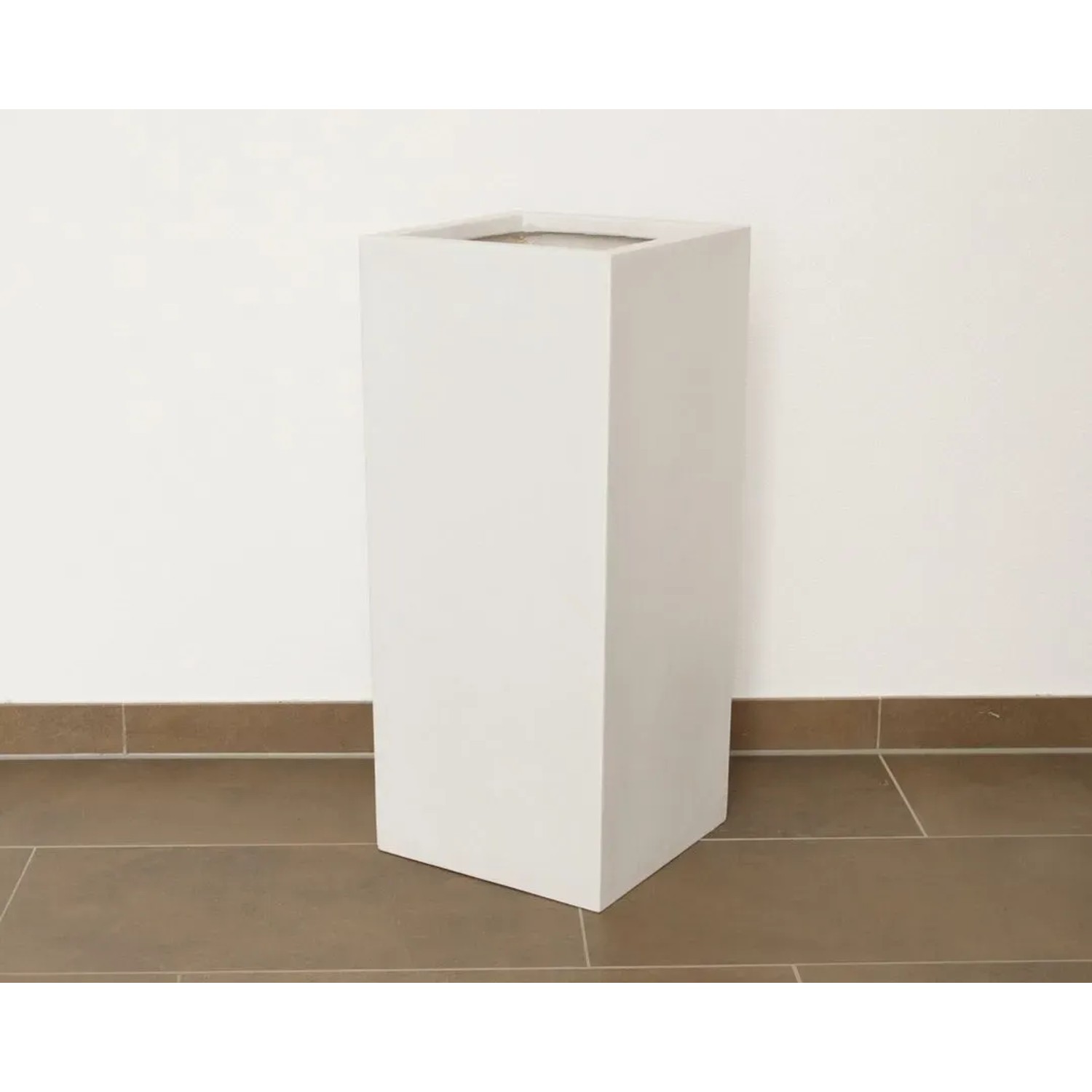 Eleganter, perlmutt-weißer Fiberglas Pflanzkübel Säule, 38x38x70cm, für Innen- und Außenbereich.