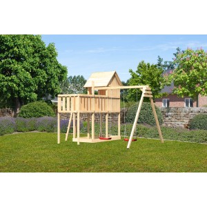 Karibu Stelzenhaus Frieda mit Doppelschaukel und Anbauplattform im Garten.