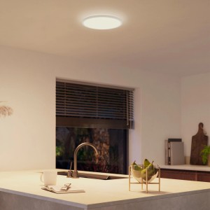 Philips Hue Tento LED-Panel, weiße Deckenleuchte (Ø 29,1 cm) im Küchenambiente.