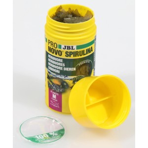 JBL Pronovo Spirulina Flakes M Fischfutter in gelber Dose mit offenem Deckel und Dosierhilfe.