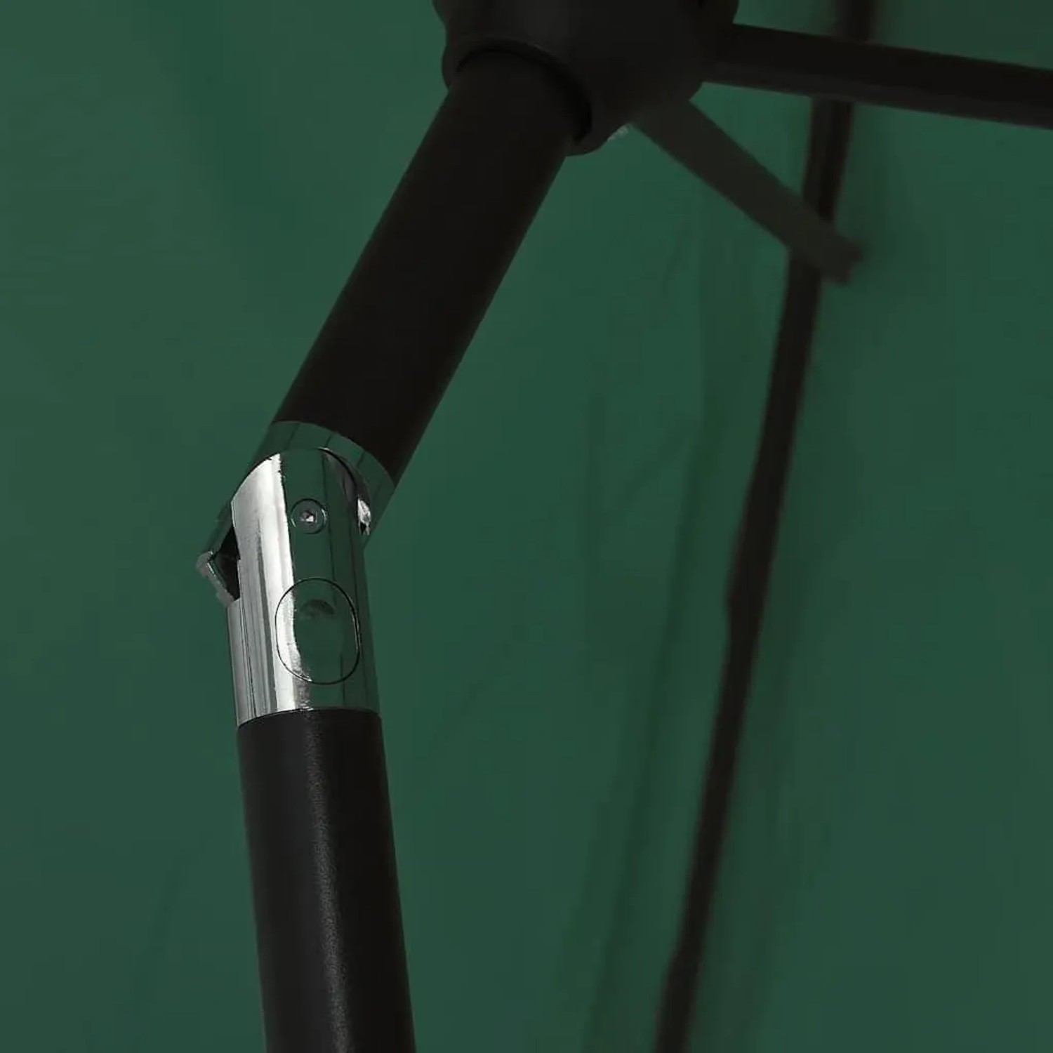 Detailaufnahme: Grüner vidaXL Ampelschirm mit LED, Fokus auf Gestell und Mechanik.