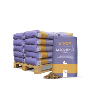 Palette mit lila-gelben 15kg Säcken STROY Miscanthus Pellets Einstreu für Pferdepflege, daneben ein Sack und Pellets.