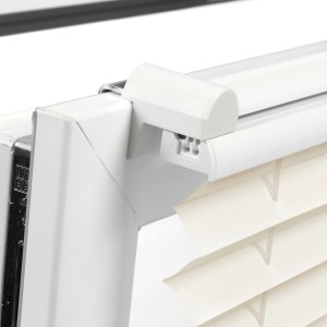 Detailaufnahme: Gardinia EasyFix Plissee, elfenbeinfarben, mit Bedienschienen und Klemmträger.