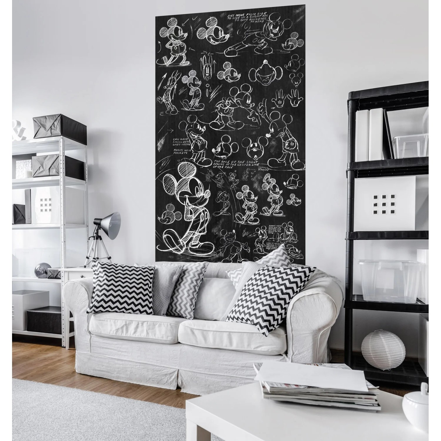 Komar Fototapete Vlies Mickey - Chalkboard, 120x200 cm, mit Mickey Mouse Motiven auf einer Tafel.