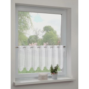 Weiße Sehlbach Bistrogardine mit Stickornamenten am Fenster.