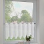 Weiße Sehlbach Bistrogardine mit Stickornamenten am Fenster.