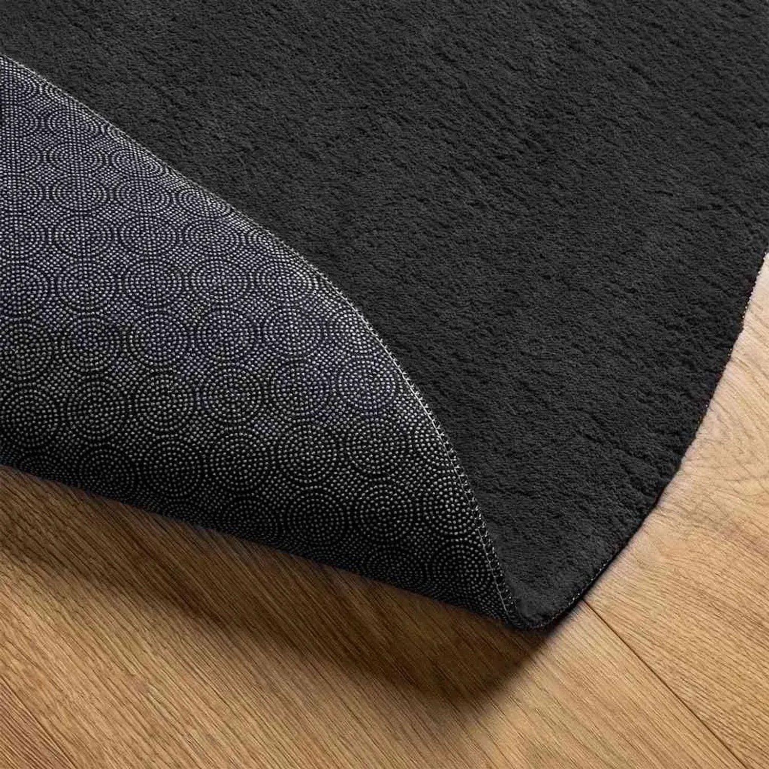 Schwarzer vidaXL Teppich HUARTE (140x200 cm) mit rutschfester Unterseite. Kurzflorteppich aus Polyester.