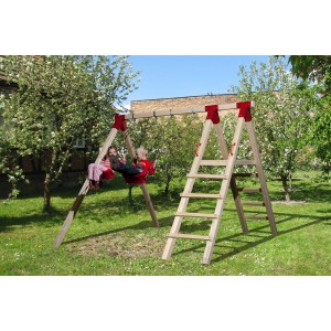 WEKA Doppel-Schaukel Funny 2 mit Kletterleiter im Garten, zwei Kinder schaukeln.