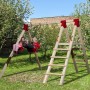 WEKA Doppel-Schaukel Funny 2 mit Kletterleiter im Garten, zwei Kinder schaukeln.