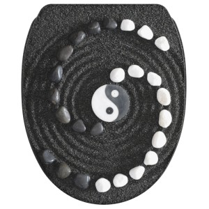WC-Sitz in Schwarz mit Yin Yang Motiv, weißen und schwarzen Steinen in Spiralform auf strukturierter Oberfläche.