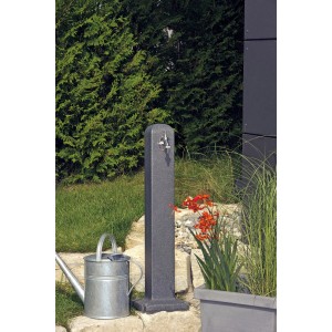 Arves Wasserzapfstelle Poller Black Granit für den Garten mit chromiertem Wasserhahn.