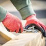 Hände mit LUX Allroundhandschuhen (Gr. 8) beim Arbeiten mit Schraubenschlüssel.