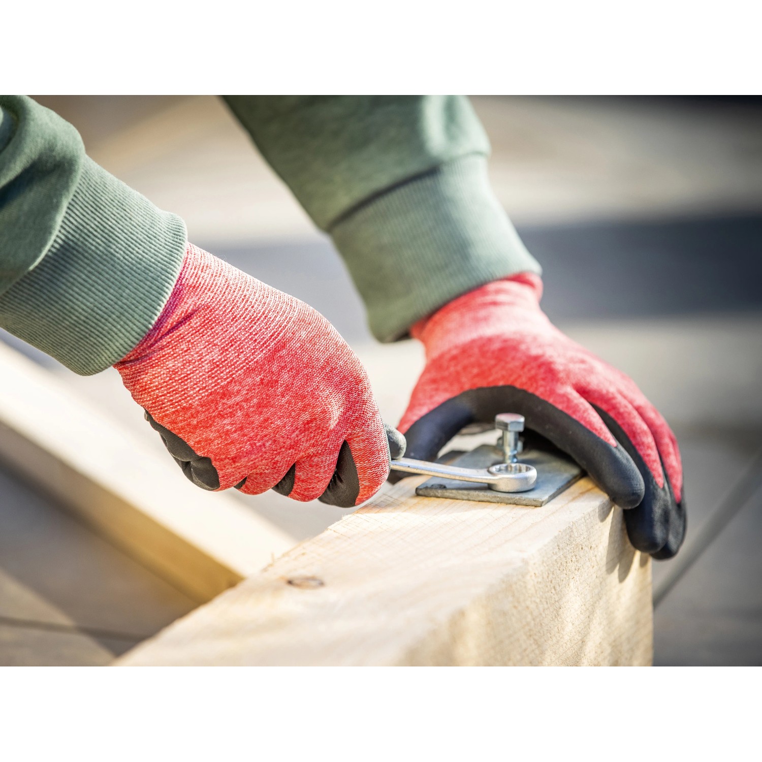Hände mit LUX Allroundhandschuhen (Gr. 8) beim Arbeiten mit Schraubenschlüssel.