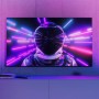 Philips Hue Play Wallwasher in Weiß, montiert hinter TV, beleuchtet Wand mit Farbe.