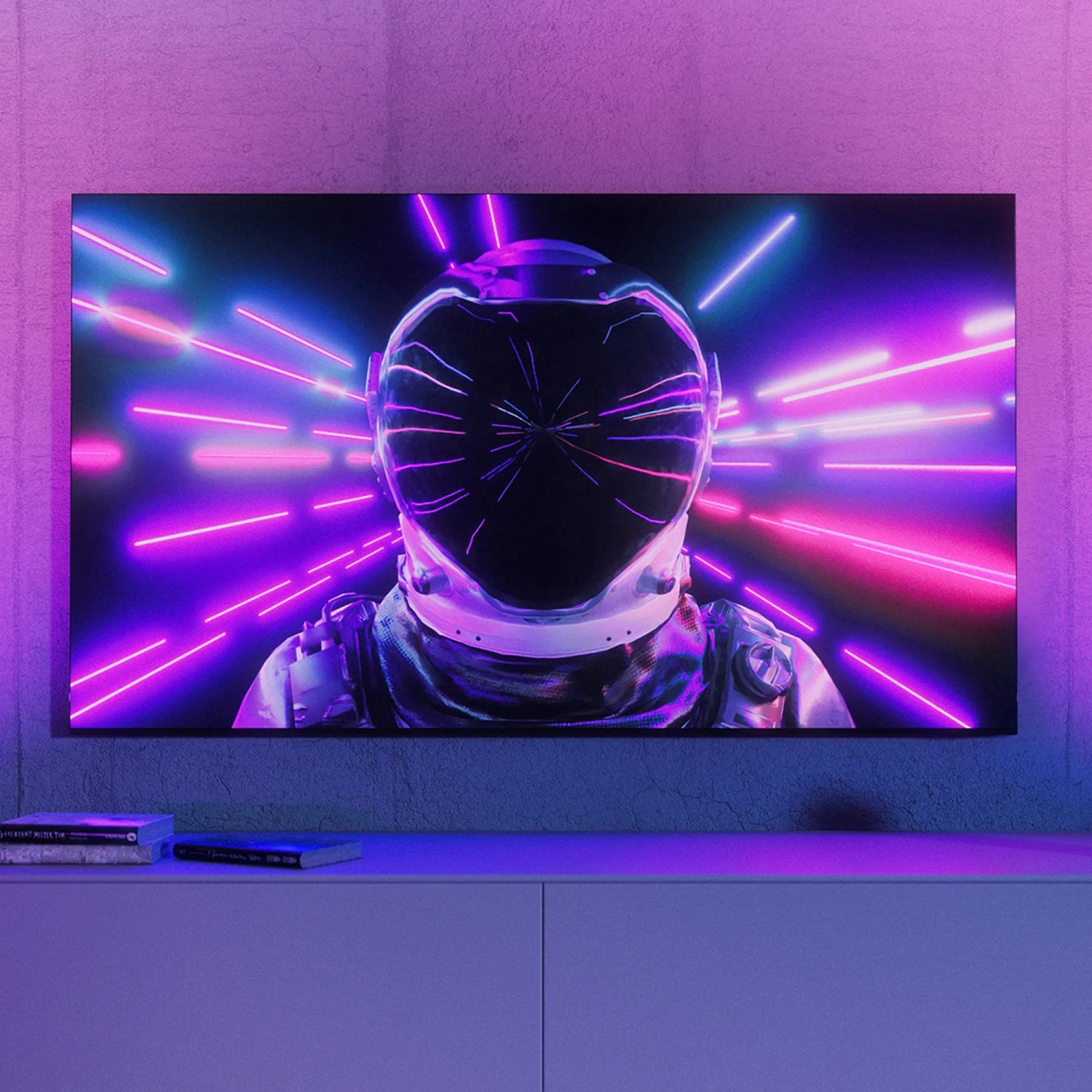 Philips Hue Play Wallwasher in Weiß, montiert hinter TV, beleuchtet Wand mit Farbe.