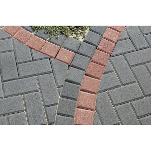 Verlegtes Rechteckpflaster in Grau und Rot mit Endstein, Betonpflaster für Gartenwege und Einfahrten.