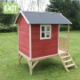 Rotes EXIT Loft 300 Holzspielhaus auf Stelzen mit Treppe und kleinem Fenster.