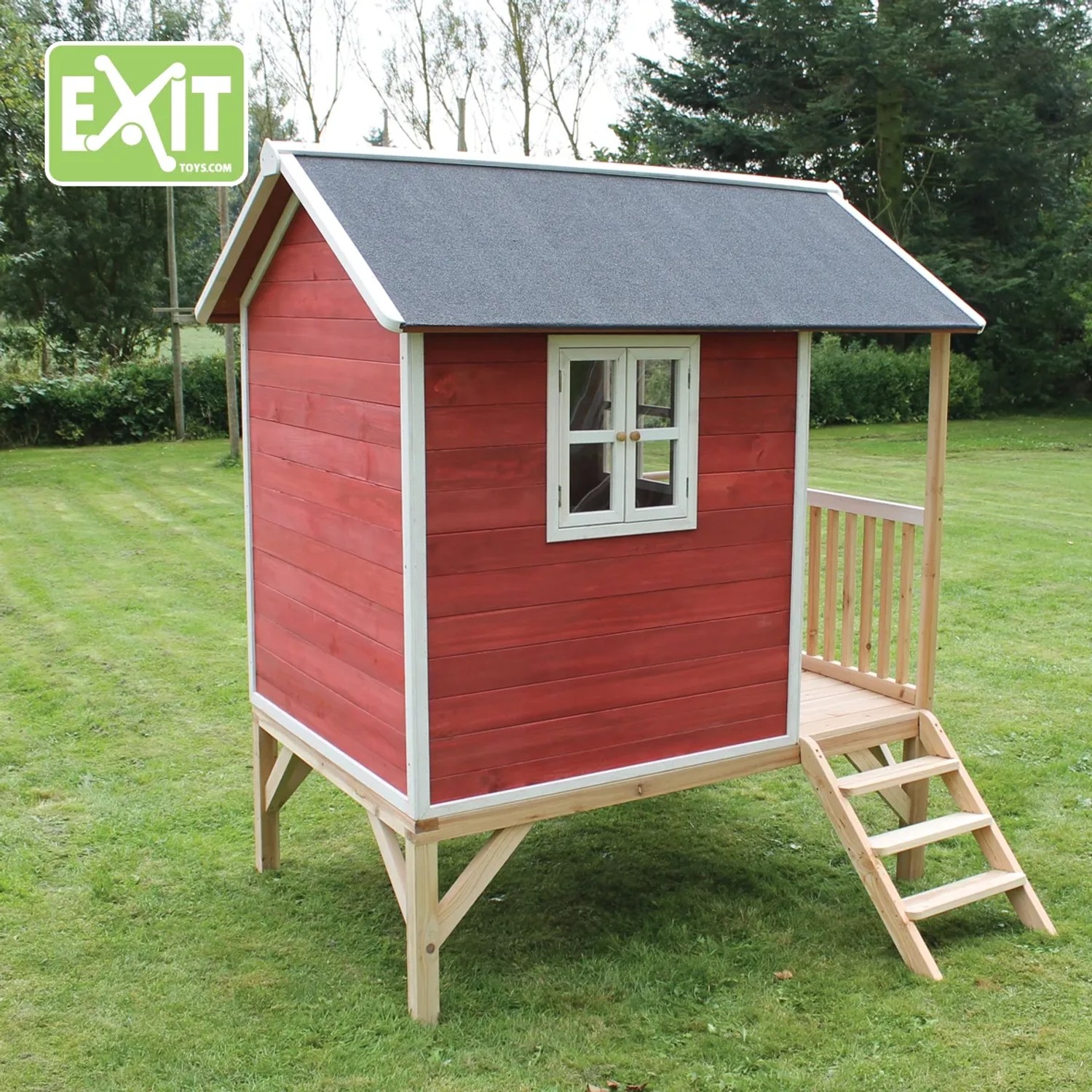 Rotes EXIT Loft 300 Holzspielhaus auf Stelzen mit Treppe und kleinem Fenster.