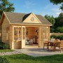 Unbehandeltes Alpholz Gartenhaus CLOCKHOUSE-28 mit Satteldach, 400x296 cm, mit geöffneten Türen und Gartenmöbeln.