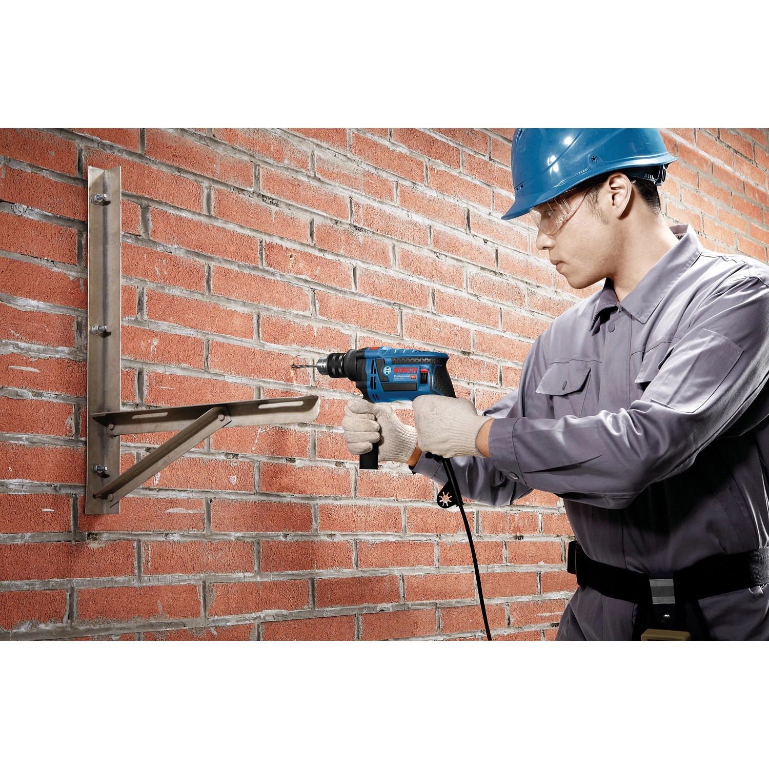 Bosch Professional GSB 13 RE Schlagbohrmaschine beim Bohren in eine Ziegelwand.