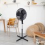 Schwarzer Standventilator (Ø 40 cm, 120 cm hoch) im Wohnraum.