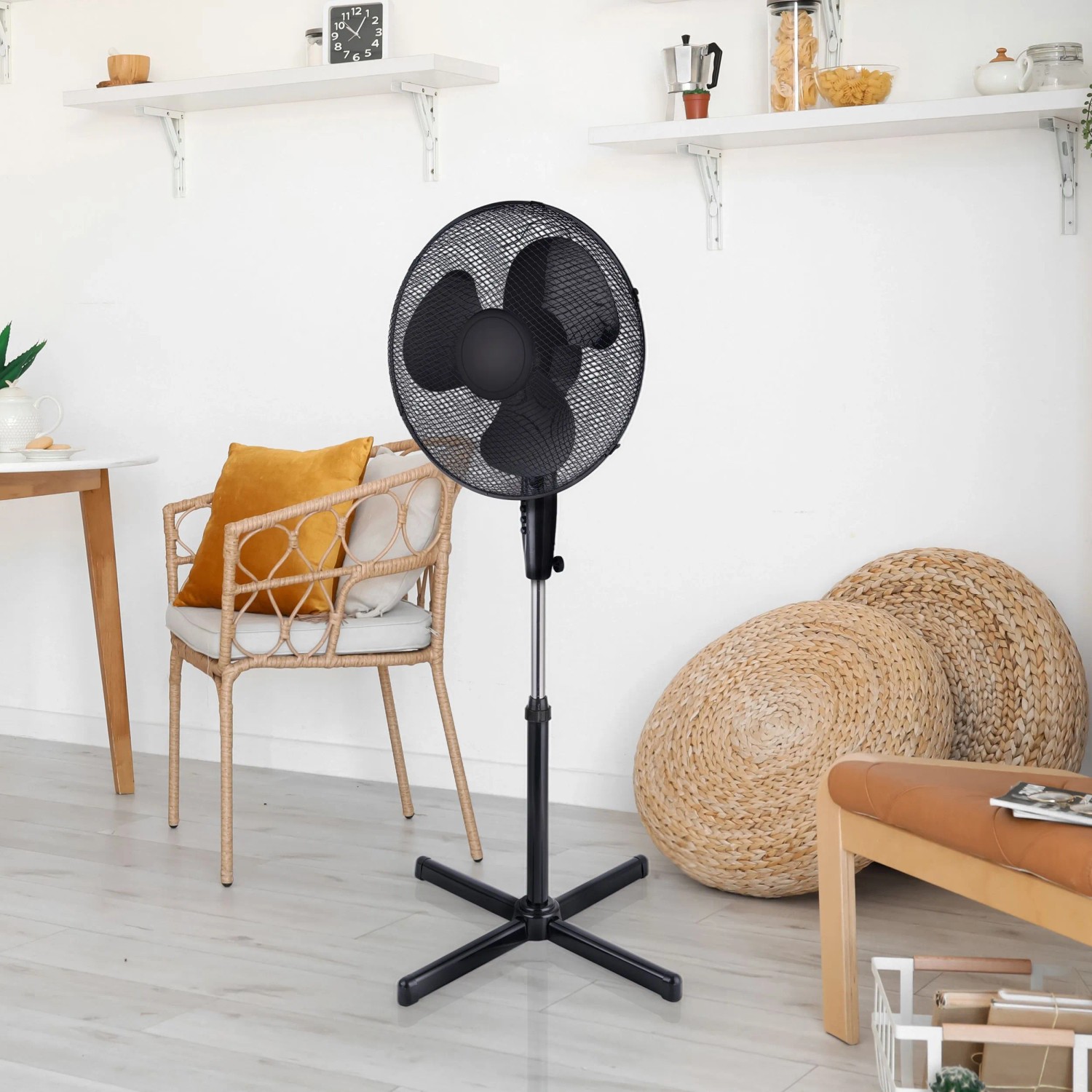 Schwarzer Standventilator (Ø 40 cm, 120 cm hoch) im Wohnraum.